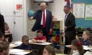 Mái tóc của Trump gây tò mò cho học sinh Mỹ