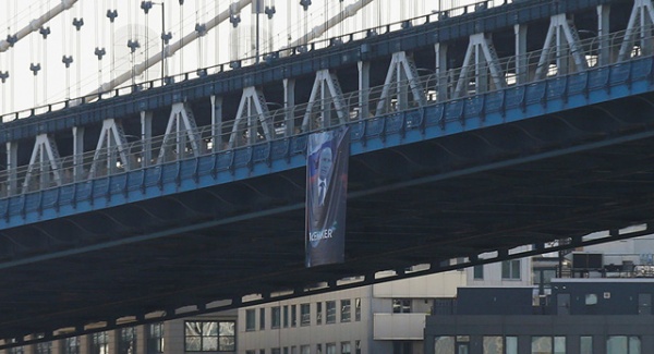 Chân dung Tổng thống Putin bất ngờ được treo trên cầu ở Mỹ