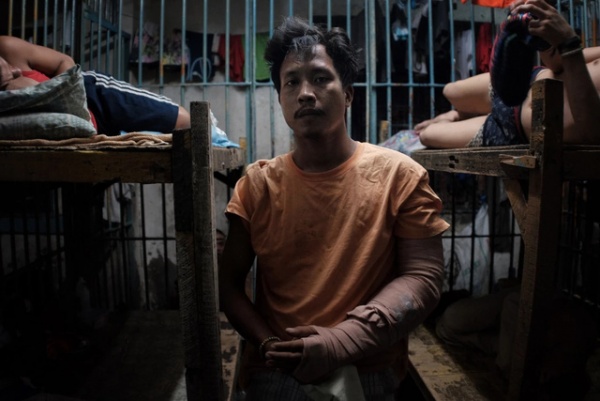 Thoát nạn trong gang tấc nhờ giả chết trước “biệt đội tử thần” Philippines
