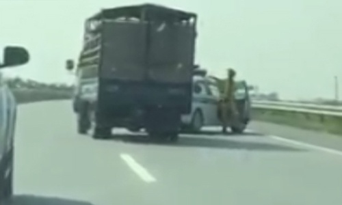 Xe tải chở lợn bỏ chạy dù bị ôtô cảnh sát chặn đầu
