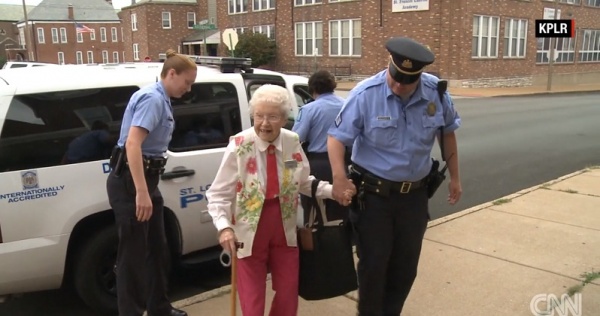 Bà cụ 102 tuổi ước mơ cháy bỏng được cảnh sát bắt