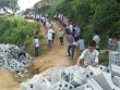 Học sinh ở Điện Biên xếp hàng chuyền gạch xây dựng trường