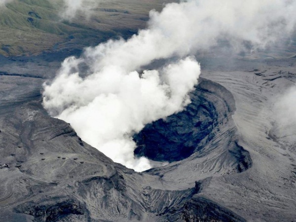 Núi lửa Nhật Bản phun trào dữ dội, khói bụi bốc cao 11.000m
