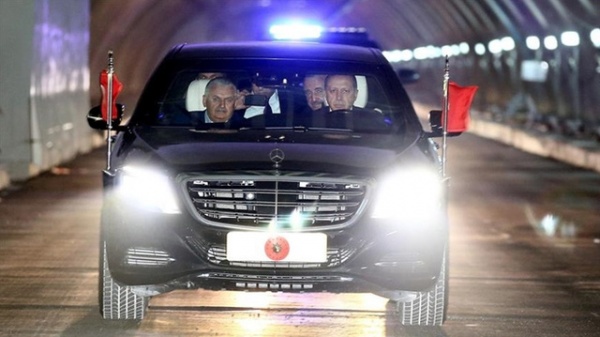 Tổng thống tự lái xe qua hầm vượt biển Á-Âu