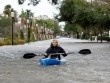 Người dân Mỹ chèo thuyền giữa phố ngập lụt hậu bão "quái vật" Matthew