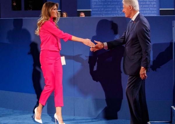 Bà Trump “gây sốt” với trang phục tại buổi tranh luận của chồng