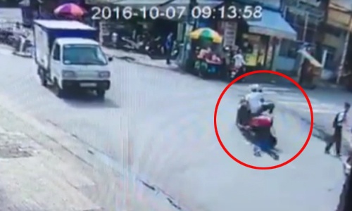 Tên cướp điện thoại kéo lê cô gái trăm mét trên phố Sài Gòn