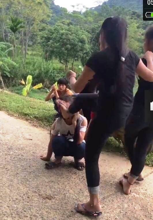 Vụ nữ sinh bị đánh ngất xỉu: Đình chỉ học 1 năm hai nữ sinh đánh bạn