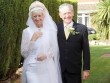 Sau 50 năm ngày cưới, cặp vợ chồng 70 tuổi rạng rỡ hạnh phúc trong bộ đồ cưới cũ