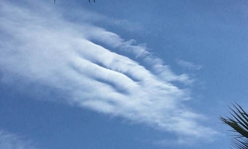 Mây "bắt tay" trên bầu trời Tây Ban Nha