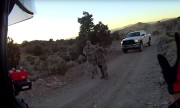 Video lính gác căn cứ quân sự bí ẩn Mỹ chặn người đi môtô gây sốt