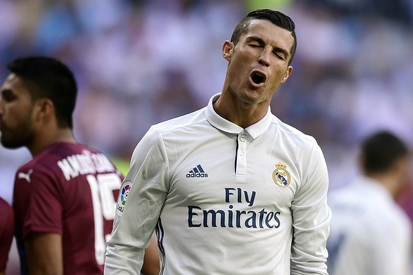 C.Ronaldo nhận được hợp đồng siêu khủng, vượt xa Messi về lương