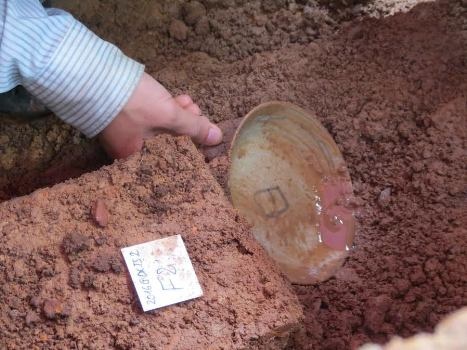 Phát hiện đĩa cổ ở nơi nghi chôn cất vua Quang Trung