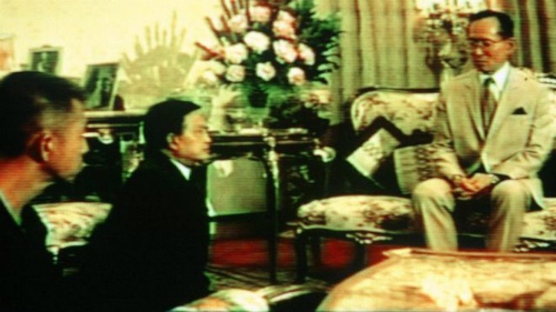 Quốc vương Thái Lan khiến hai viên tướng quỳ phục như thế nào