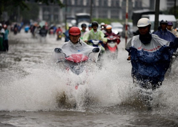 Người dân Sài Gòn lại lo đường ngập vì mưa lớn