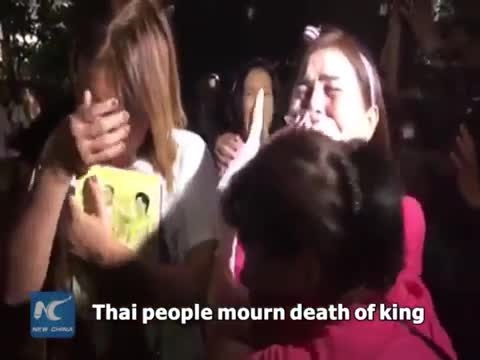 Người Thái gào khóc tiếc thương Vua băng hà