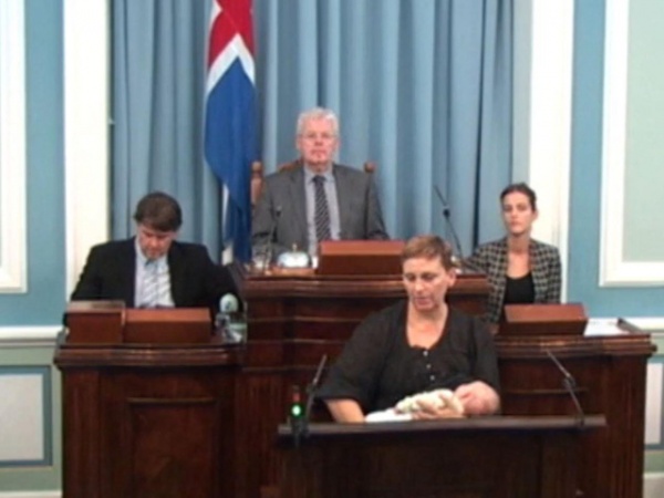 Nữ nghị sĩ Iceland cho con bú ngay trên bục phát biểu