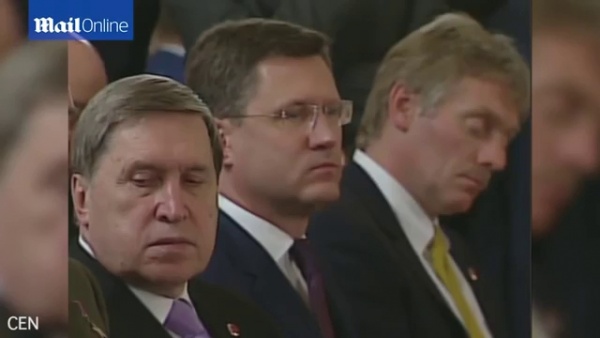Quan chức ngủ gật trong cuộc họp của Tổng thống Putin