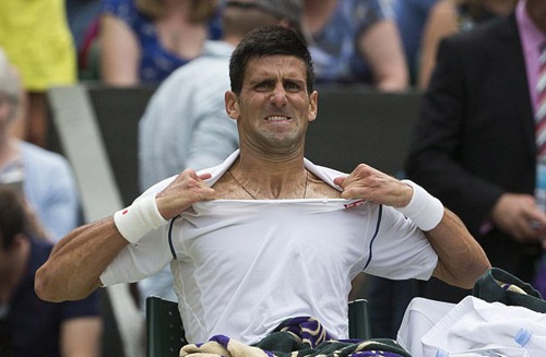 Chiêu trò: Djokovic đập vợt, xé áo vẫn thua đau
