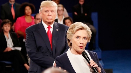 Bà Clinton chỉ trích ông Trump "rình rập" trên sân khấu