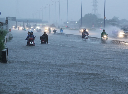 Sài Gòn ngập nặng trong mưa và triều cường