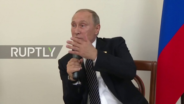 Tổng thống Nga Putin gặp sự cố mất điện và hỏng mic tại Ấn Độ