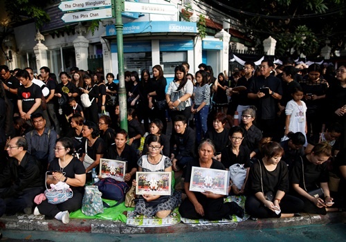Tranh cãi việc mặc đồ đen để tang vua, Thủ tướng Thái can thiệp