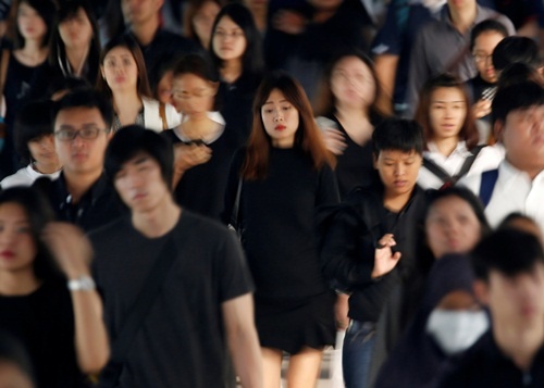 Thái Lan phát 8 triệu áo đen cho người nghèo