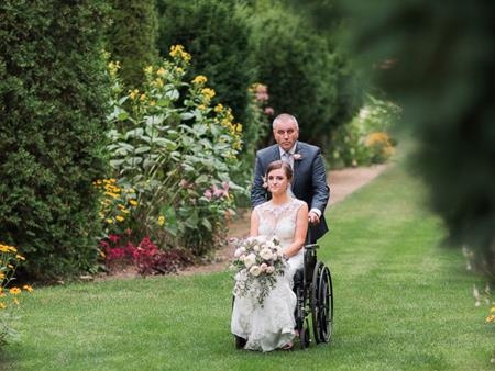 Bị tai nạn, cô dâu được chú rể bế suốt trong ngày cưới