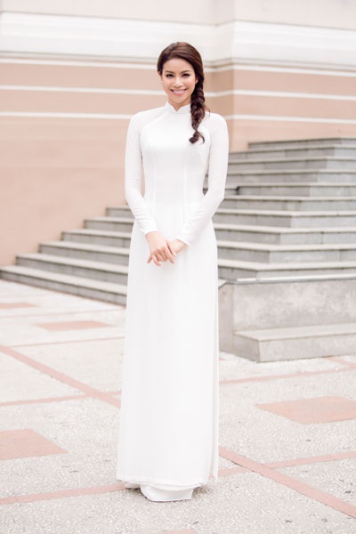 Hoa hậu Phạm Hương tinh khôi với áo dài trắng