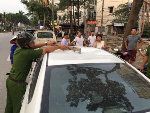 Hà Nội: Nữ tài xế hốt hoảng vì đoạn sắt to rơi trúng nóc xe mình