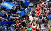 Xe cảnh sát đâm người biểu tình Philippines ngoài Đại sứ quán Mỹ