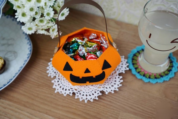 Làm giỏ bí ngô đựng kẹo tặng nhóc em dịp Halloween