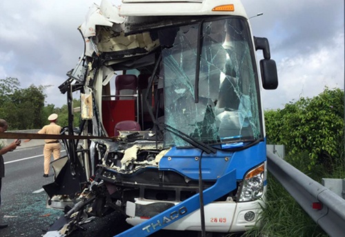 Xe khách đâm container trên cao tốc Long Thành, 5 người gặp nạn