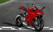 Chọn CBR1000RR hay Ducati 1199?