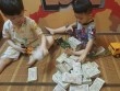 Hai bé trai ngồi xếp tiền gửi "chú Phan Anh" ủng hộ miền Trung gây sốt cộng đồng mạng