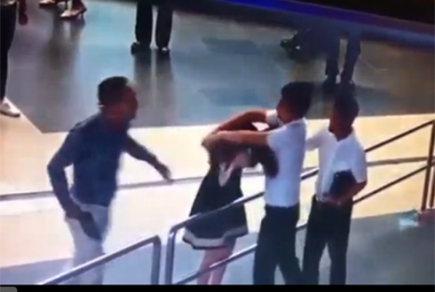 Khách nam đánh nữ nhân viên ở sân bay Nội Bài