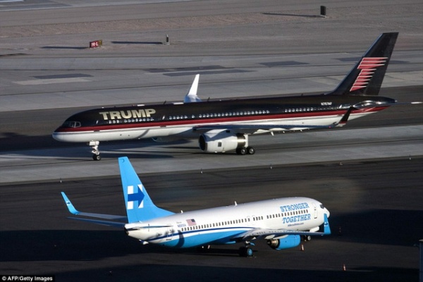 Máy bay của Clinton và Trump “chạm mặt” nhau ở Las Vegas