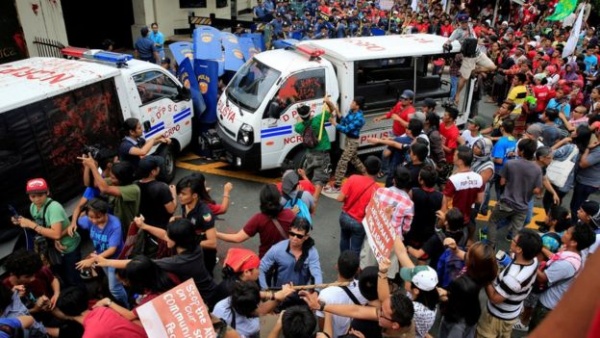 Xe cảnh sát Philippines lao vào người biểu tình