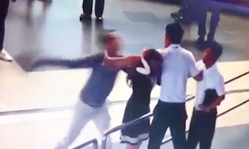 Video hai nam hành khách đánh nữ nhân viên hàng không Nội Bài