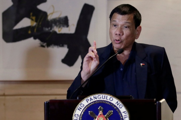 Tổng thống Philippines nói lời “chia tay” Mỹ khi ở thăm Trung Quốc