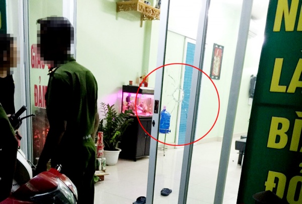 Hà Nội: Nổ súng bắn vỡ kính tiệm cầm đồ trong đêm