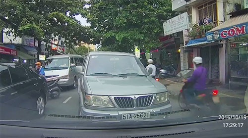 Ôtô lấn làn ngược chiều bị ép lùi trăm mét trên đường Sài Gòn