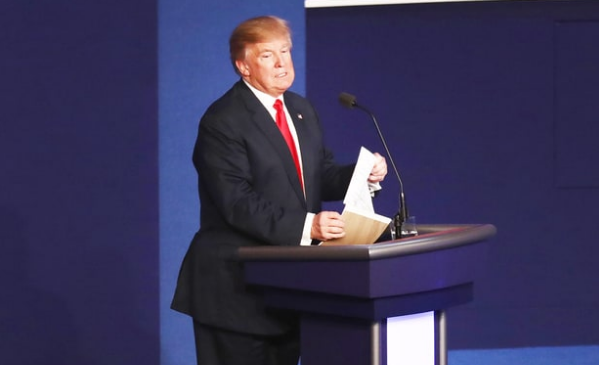 Bí ẩn mảnh giấy ông Trump xé nát ngay sau màn tranh luận cuối cùng