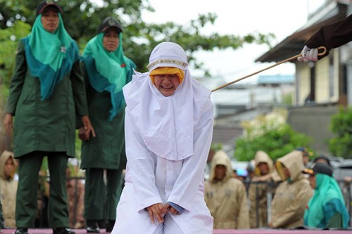 Nhóm phụ nữ Indonesia bị đánh hàng chục roi vì thân mật với bạn trai