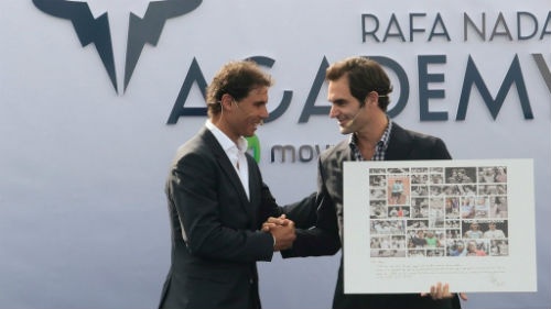 Tin thể thao HOT 21/10: Nadal tặng quà Federer
