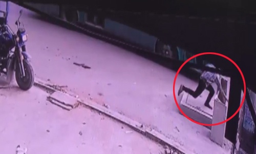 Video người đàn ông lọt hố ga tử vong khi chạy đón xe buýt
