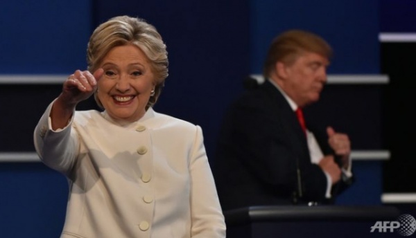 Cử tri bỏ phiếu sớm nghiêng về bà Clinton