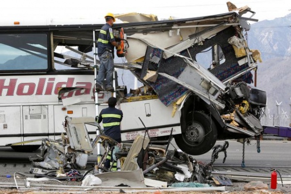 Mỹ: Xe buýt đâm vào xe tải ở California, 13 người chết