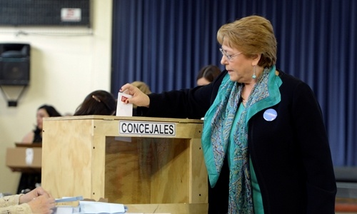 Tổng thống Chile quên ký tên, bỏ lại thẻ căn cước khi đi bầu cử